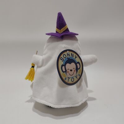 Белые призраки на Хэллоуин в шляпах и с метлами